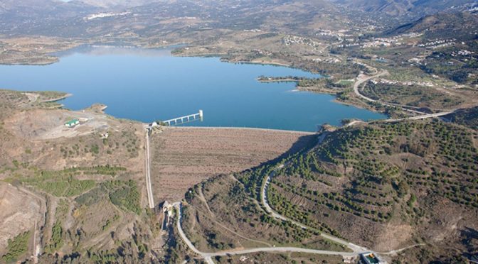 España: La Junta elimina la restricción de agua a los regantes de La Axarquía para todo el año hidrológico (Agro Información)