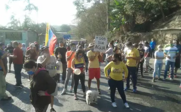 “Queremos agua”: el reclamo de los venezolanos en Sucre tras 57 días sin servicio en medio de la emergencia por el coronavirus (Infobae)