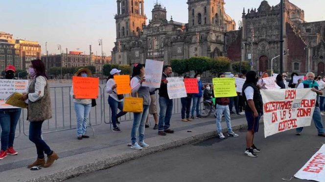 EdoMex: Vecinos de Ecatepec piden agua afuera de Palacio Nacional (Exélsior)