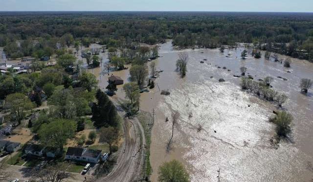 Estados Unidos: Al menos 11 mil desplazados por inundación histórica en Michigan (La Jornada)
