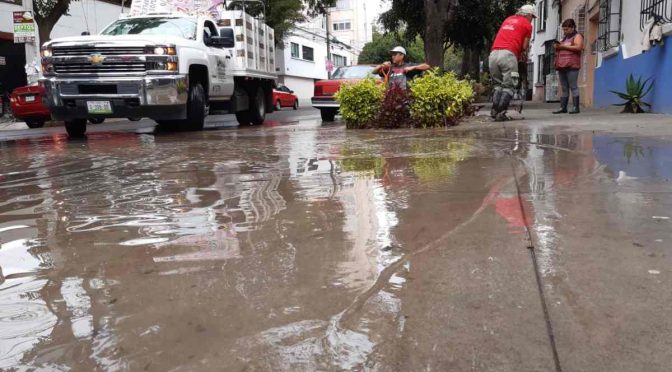 CDMX: Reparan mega fuga de agua potable en la Roma (Excelsior)