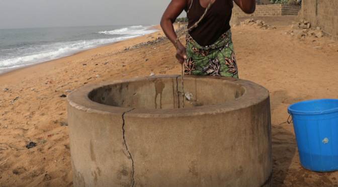 Indonesia: Una familia cae en un pozo de agua en Indonesia por tomarse una selfi (Palabras Claras)