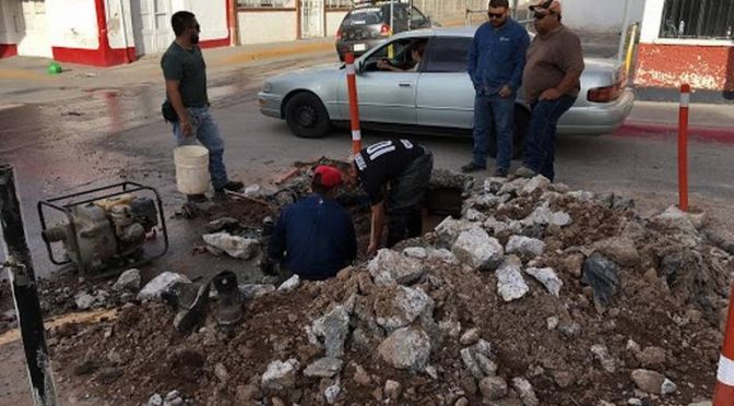 Chihuahua: Gran fuga de agua en la calle Tercera y Allende (El Heraldo de Chihuahua)