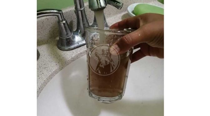 Sale agua sucia de las llaves, denuncian vecinos de Las Acacias (El diario mx)