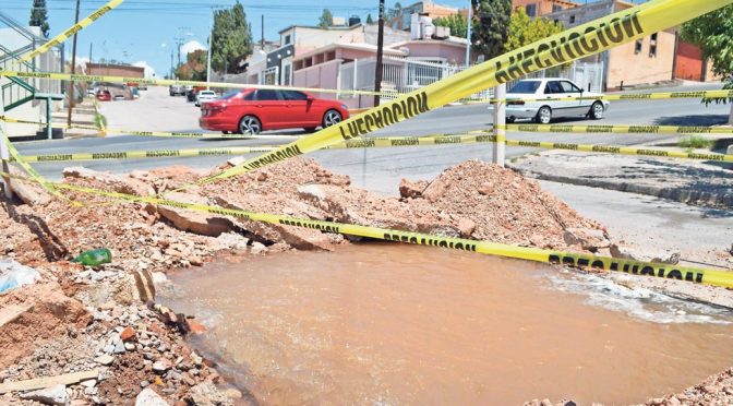 Se pierde el agua en fugas (El Diario de Chihuahua)