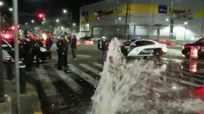 CDMX: Trabajos de repavimentación provocan fuga de agua en Eje Central (Excelsior)