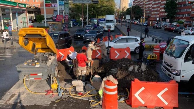 CDMX: Fuga de agua provoca caos en Eje 1 Poniente y Flores Magón (Excelsior)