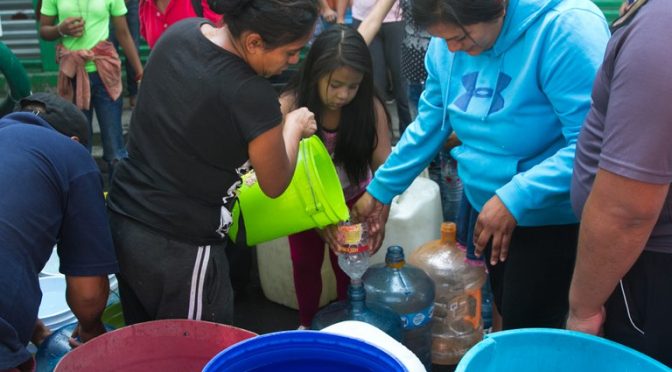 La mitad del agua embotellada en CDMX contiene residuos fecales: IPN (Infobae)
