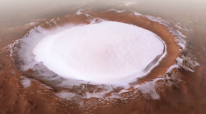 Imágenes impactantes de un cráter con agua congelada en Marte (CNN)