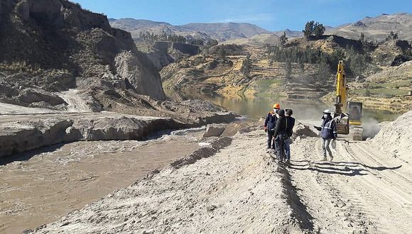 Desembalsan agua represada en el río Colca, luego de un mes del deslizamiento de tierra (Diario Correo)