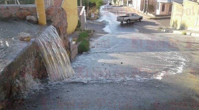 Chihuahua: Fuga provoca desperdicio de cientos de litros agua en la colonia Valle del Sol (El Sol de Parral)