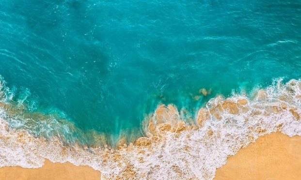 4 motivos por los que es peligroso beber agua de mar (65 y más)