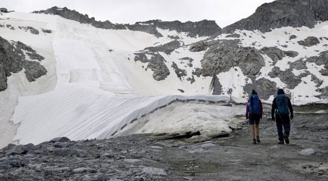 Un manto gigantesco para cubrir un glaciar y resguardarlo del calor (El País)
