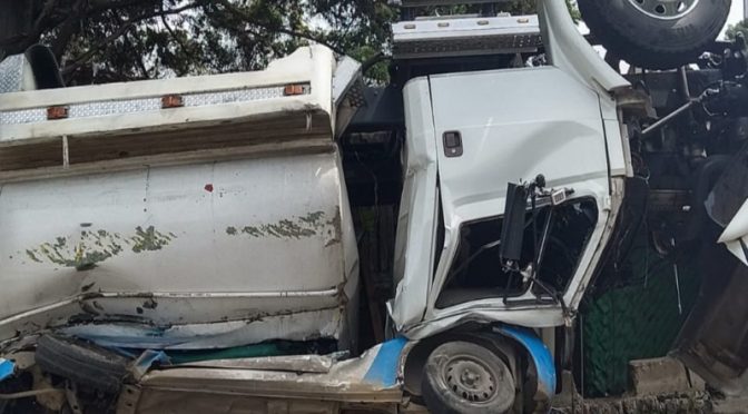 CDMX: Pipa de agua vuelca en calles de la alcaldía Tlalpan; hay siete personas lesionadas (+fotos) (24 Horas)