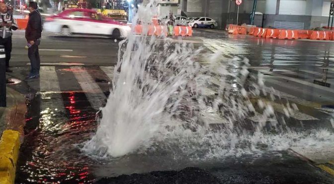 CDMX: Reportan megafuga de agua en Eje Central y Eje 3 Sur (ADN 40)