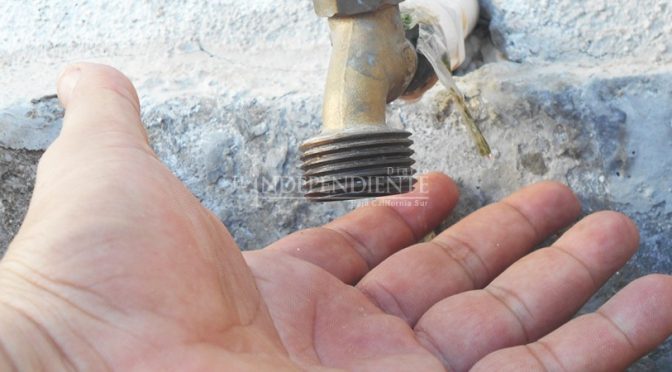 Baja California Sur: “El día que llegan a poner el agua, llega con poca presión”, denuncian colonos de Vista Hermosa (El Independiente)