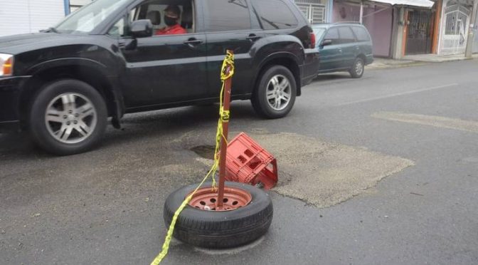Tabasco: [Fotogalería] Fuga de agua rompe parte de la calle en Casa Blanca (El Heraldo de Tabasco)