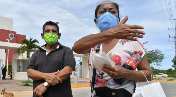 Sinaloa: Familiares de pacientes Covid-19, sufren afuera del Hospital General por agua y alimentos (Debate)