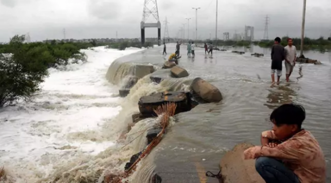 Casi 70 muertos por las peores lluvias en casi un siglo en el norte y el sur de Pakistán (Notimerica)