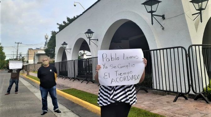 Vecinos de Valle de los Molinos protestan en Casa Jalisco debido a la falta de agua (Líder Informativo)