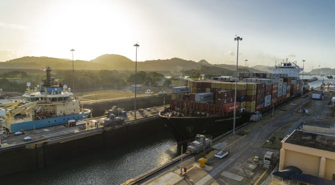 Sequías o agua en tromba: el clima ya desestabiliza el canal de Panamá (El País)