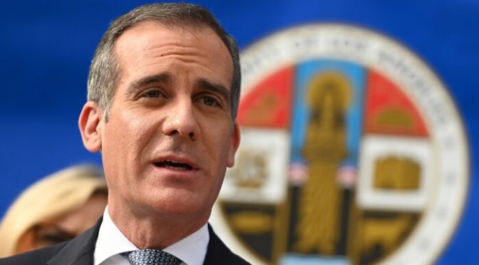 Alcalde de Los Ángeles ordena el corte de agua y electricidad a las casas que organicen fiestas (La Gran Epoca)