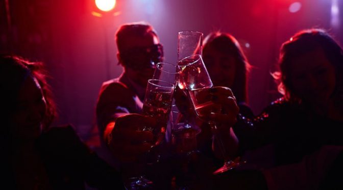 EE.UU: Los Ángeles: autorizaron los cortes de agua y electricidad para quienes realicen fiestas masivas en sus casas (Info BAE)