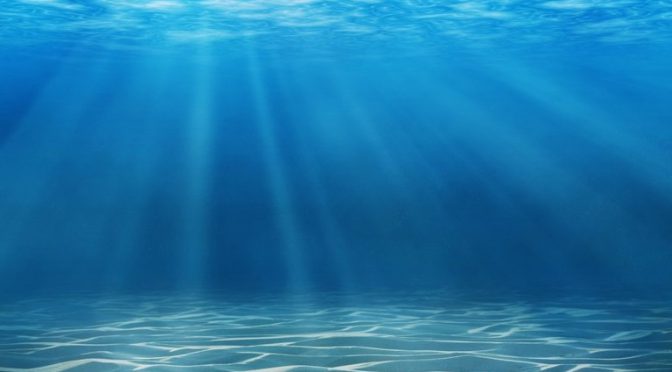 El increíble método con luz solar que transforma agua de mar en potable en 30 minutos (Infobae)