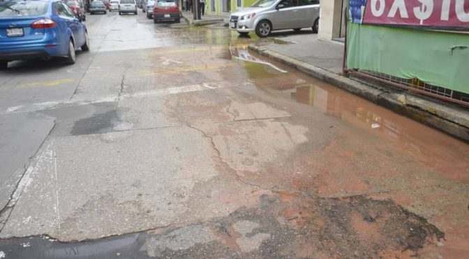 Tabasco: [Fotogalería] Fuga de agua, el pan de cada día en Villahermosa (El Heraldo de Tabasco)