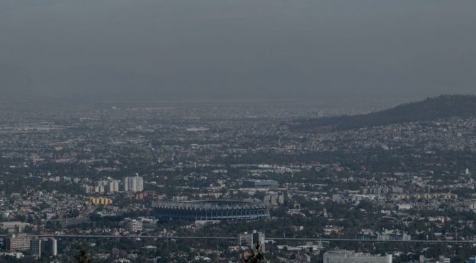 Hacinamiento y contaminación en aire, suelo y agua hacen del Valle de México un imán de la COVID-19 (Sin embargo)