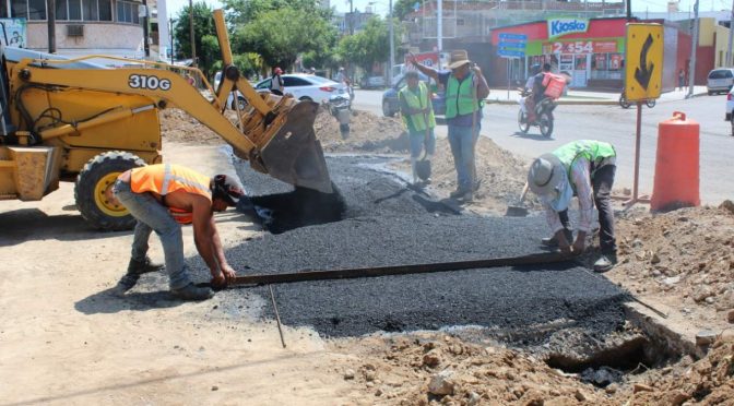Avanza bacheo en la línea derivadora de la Gabriel Leyva, en Mazatlán (Noroeste)