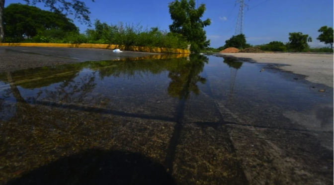 Fuga de agua frente hospital general de mazatlán lleva ya una semana (Debate)