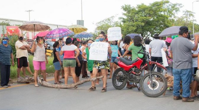 Bloquean entrada a Umán en protesta por falta de luz y agua desde hace días (Sipse)