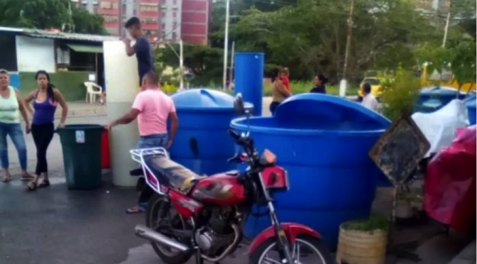 Residentes del Sector Uno de La Vega denuncian cobro de agua en dólares (El Pitazo)