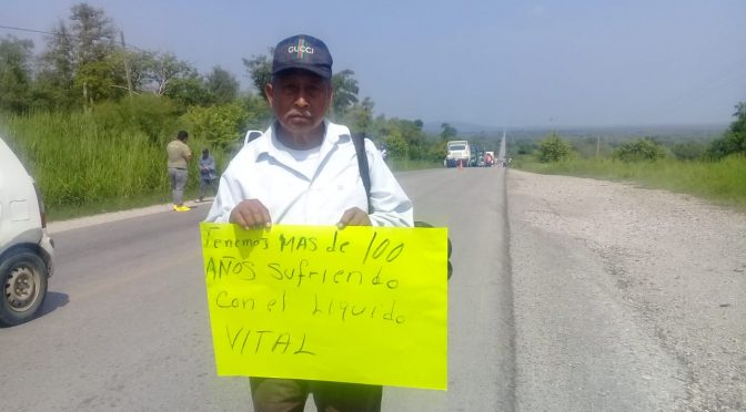 Indígenas de San Vicente bloquean eje Xolol-Tamuín exigen agua potable (Codigo San Luis)