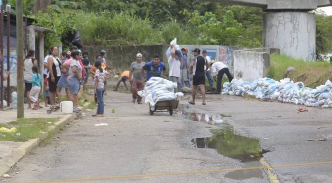 ¡Desesperados en Gaviotas Norte!, intentan ganarle al agua (El Heraldo de Tabasco)