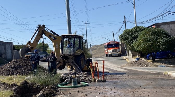 Reportan vecinos súper fuga de agua en villas del sur (La opción)