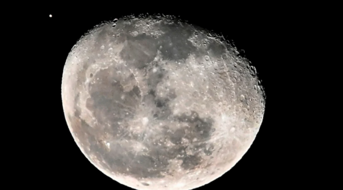 La NASA halla datos inequívocos de agua en la Luna (El Universal)