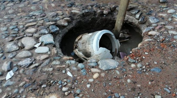 Reportan peligroso socavón en Agua Azul (Tribuna de la Bahia)
