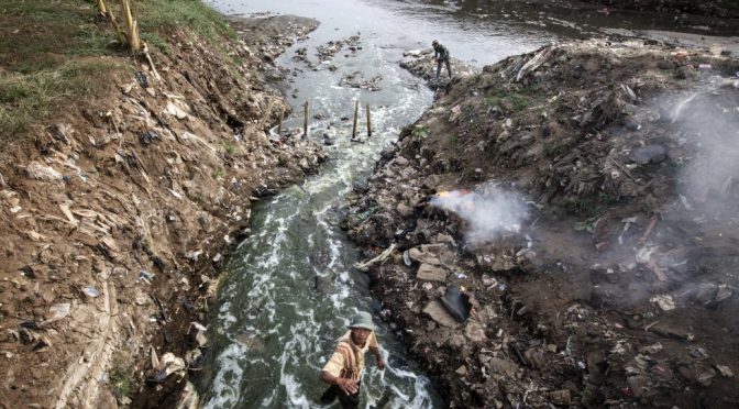Vivir y morir por la contaminación del río Citarum (El País)