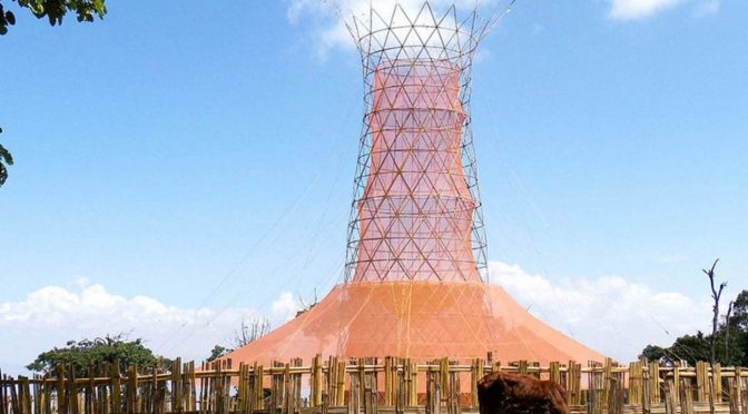 Torre de bambú y plástico biodegradable recolectan agua del rocío (elcomentario.ucol.mx)