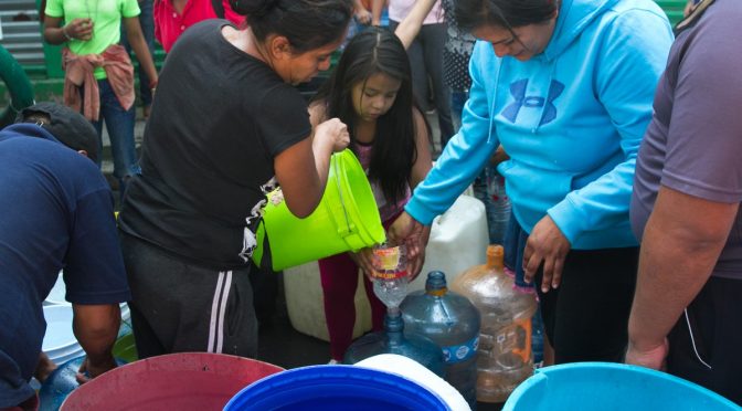 Proyectos privados y asociaciones sociales buscan colaboran contra la escasez de agua potable en México (Infobae)
