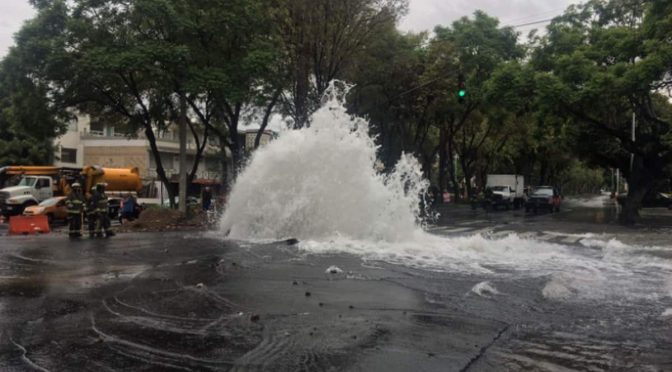 Ciudad de México: Mega fuga de agua en Miramontes no ha sido controlada (El Universal)