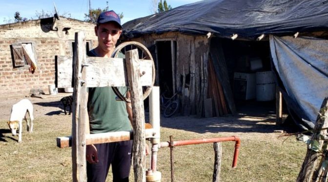 Argentina: Joven de 16 años inventó una bomba de agua para regar el huerto familiar (Noticieros Televisa)