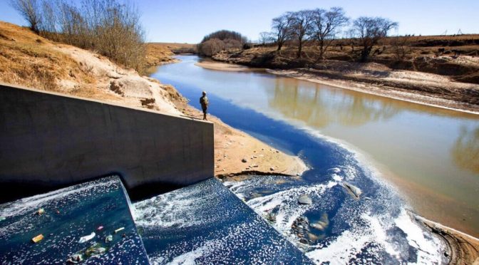 África-La moda rápida tiñe de contaminación el agua de África (El Ágora)