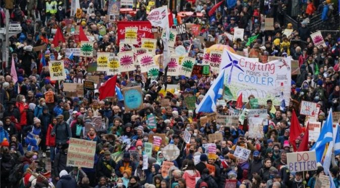 Mundo-COP26: decenas de miles de personas salen a las calles de Glasgow para “exigir acción” ante el cambio climático (BBC)