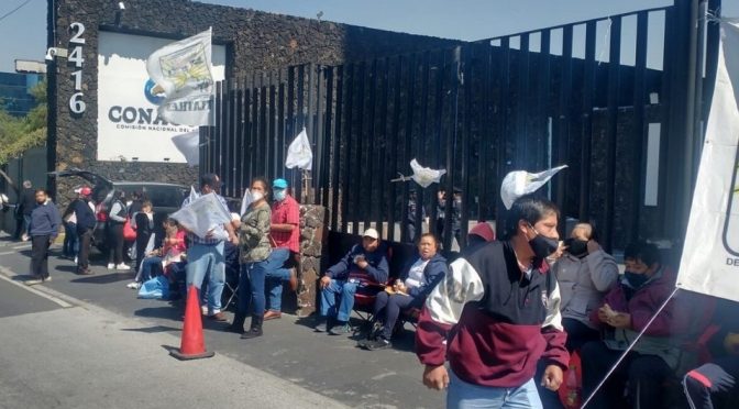 Ciudad de México-Manifestantes cierran accesos de oficinas de Conagua en CdMx (Milenio)