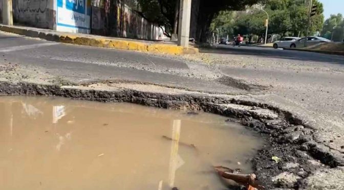 Ciudad de México-¡Cuidado! Se forma bache por fuga de agua en la GAM (Excelsior)