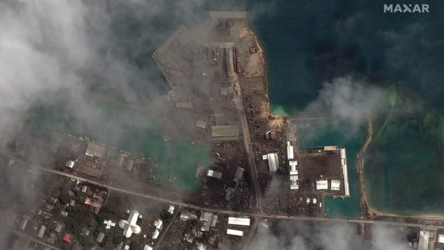 Tonga – Crisis del agua se cierne sobre Tonga tras tsunami; ayuda de Nueva Zelanda está en camino (Forbes)