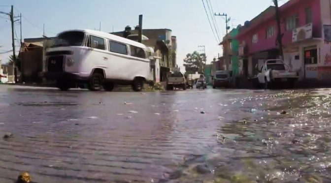 Estado de México-Vecinos de Ecatepec sufren la falta de agua debido a múltiples fugas (Televisa News)